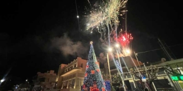 Φωταγωγήθηκαν μέσα σε γιορτινό κλίμα  το Χριστουγεννιάτικο Δέντρο και ο διάκοσμος  του Δημοτικού Κήπου στη Νεάπολη