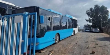 Σημαντικές ζημιές σε αυτοκίνητα στο αεροδρόμιο του Ηρακλείου στο χώρο του αμαξοστασίου του Αστικού ΚΤΕΛ