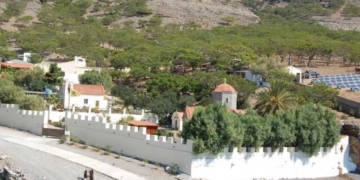 Την αποκατάσταση του δρόμου προς την Μονή Κουδουμά, το “Άγιο Όρος της Κρήτης” ανακοίνωσε ο Περιφερειάρχης