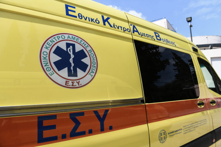 Τελετή παράδοσης στο Εθνικό Κέντρο Άμεσης Βοήθειας (ΕΚΑΒ) των πρώτων 6 από τα συνολικά 17 ασθενοφόρα, που αγοράστηκαν από το Υπουργείο Οικονομικών με χρήματα τα οποία συγκεντρώθηκαν στον ειδικό λογαριασμό για την κατάθεση δωρεών προκειμένου να ενισχυθεί η εθνική προσπάθεια πρόληψης και αντιμετώπισης των συνεπειών του κορονοϊού Covid-19 παρουσία του υπουργού Οικονομικών Χρήστου Σταϊκούρα και του υπουργού Υγείας Θάνου Πλεύρη, Μεγάλη Τετάρτη 12 Απριλίου 2023.
(ΤΑΤΙΑΝΑ ΜΠΟΛΑΡΗ/EUROKINISSI)