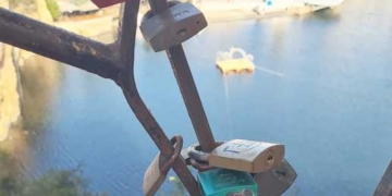 «Λουκέτα αγάπης» στη λίμνη Αγίου Νικολάου