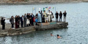 Mε λαμπρότητα ο καθαγιασμός των υδάτων και η ρίψη του Τιμίου Σταυρού από τον Σεβ. Μητροπολίτη κ. Κύριλλο στο Μόχλος Σητείας
