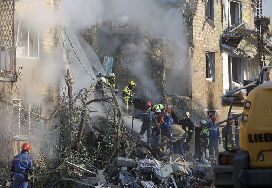 epaselect epa12328978 Ukrainian rescuers work at the site of a Russian strike on a five-storey residential building in Kyiv, Ukraine, 28 August 2025, amid the ongoing Russian invasion. At least 14 people were killed, including 3 children, and 38 were injured in Kyiv, as Russia launched an overnight attack over Ukraine with 598 drones and 31 missiles, according to the State Emergency Service. EPA/SERGEY DOLZHENKO