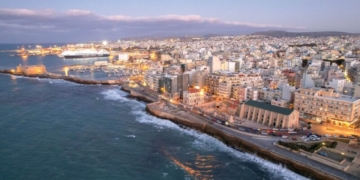 Σε τροχιά υλοποίησης η αποκατάσταση του παραθαλάσσιου τείχους (μπεντενάκι) και η προσωρινή μετατόπιση των γηπέδων τένις
