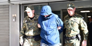 Στο Αεροδικείο Αθηνών ο συλληφθείς σμήναρχος για να απολογηθεί σε στρατιωτικό εισαγγελέα