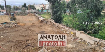 Το παρκινγκ  δίπλα στον Ξεροπόταμο