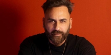 Ο Νικόλας Φραγκιουδάκης πιάνει μικρόφωνο και ανεβάζει ρυθμούς στο Γεραπετρίτικο Καρναβάλι 2026 (video)