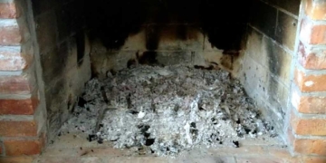 Η στάχτη από το τζάκι και οι πολλές χρήσεις της αλουσάς κάποτε