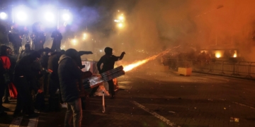 Αλβανία: Συγκρούσεις και συλλήψεις σε αντικυβερνητική συγκέντρωση στα Τίρανα