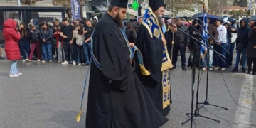 Με τιμή και συγκίνηση η κατάθεση στεφάνων από τα σχολεία της Νεάπολης για την 25η Μαρτίου (βίντεο)