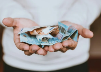 Αυξάνεται ο κατώτατος μισθός στα 920 ευρώ από 1 Απριλίου 2026