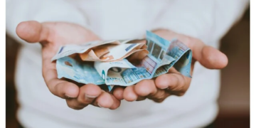 Αυξάνεται ο κατώτατος μισθός στα 920 ευρώ από 1 Απριλίου 2026