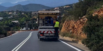 Αμέτρητα περιστέρια και δύο γλάροι έκαναν κατάληψη σε βάρκες της Λίμνης (βίντεο)