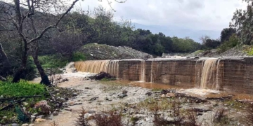 Επιτέλους κατεβάζει νερό και ο Καλός ποταμός της Κριτσάς (βίντεο)