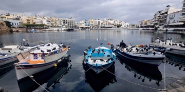 Αμέτρητα περιστέρια και δύο γλάροι έκαναν κατάληψη σε βάρκες της Λίμνης (βίντεο)