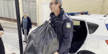 Το αστυνομικό τμήμα Σητείας προσέφερε πασχαλινά δώρα στο Δημοτικό Κοινωνικό Παντοπωλείο