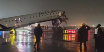 Αεροσκάφος της Air Canada Express συγκρούστηκε με όχημα εδάφους στο αεροδρόμιο της Νέας Υόρκης – Αναφορές για τραυματίες