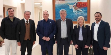 Ο Πρόεδρος της Ευρωπαϊκής Ομοσπονδίας Ζίου Ζίτσου και η Πρόεδρος της Ελληνικής Ομοσπονδίας του αθλήματος στον Περιφερειάρχη
