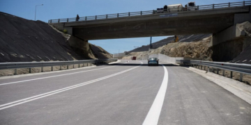 Αποκολλήθηκε κομμάτι τσιμέντου από γέφυρα στον ΒΟΑΚ και έπεσε σε διερχόμενο αυτοκίνητο