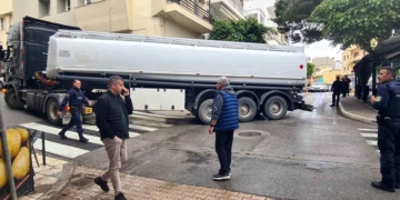 Όταν ένα βυτιοφόρο «μπέρδεψε» τους δρόμους και παρέλυσε την πόλη!