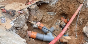 Διακοπή νερού και ζημιές σε κατάστημα από θραύση αγωγού στον Άγιο Νικόλαο