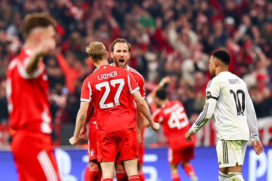 epa12892619 Konrad Laimer (C-L) and Harry Kane (C-R) of Bayern Munich celebrate the 3-3 goal during the UEFA Champions League quarter-finals, 2nd leg match FC Bayern Munich against Real Madrid, in Munich, Germany, 15 April 2026. EPA/ANNA SZILAGYI