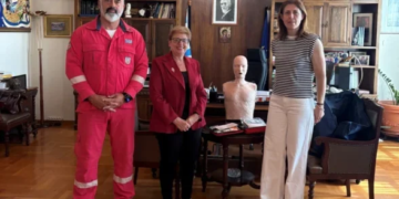 Παραδόθηκαν σήμερα από την Αντιπεριφερειάρχη Ρεθύμνης στο ΕΚΑΒ και τον Ελληνικό Ερυθρό Σταυρό εκπαιδευτικοί απινιδωτές