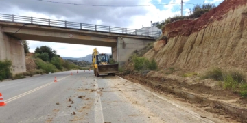 Συνεχίζονται οι εργασίες καθαρισμού και οδικής ασφάλειας στο οδικό δίκτυο από Μακρύ Γιαλό έως Λιθίνες