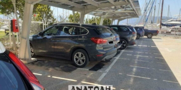 Φωτοβολταϊκά και σκίαστρα αλλάζουν την εικόνα στο πάρκινγκ της μαρίνας Αγίου Νικολάου