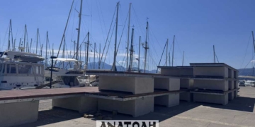 Προβλήματα δημιούργησε η ανύψωση της πρώτης παλιάς πλωτής προβλήτας με γερανό
