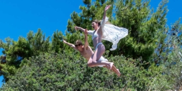 Μια ιστορία αγάπης που γεννήθηκε στο “Agios Nikolaos Cliff Diving” και επισφραγίστηκε με… γαμήλιες βουτιές στη Λίμνη του Αγίου Νικολάου!