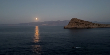 Μαγευτική πεζοπορία με το φως της σχεδόν πανσελήνου στην Κολοκύθα (ΒΙΝΤΕΟ)