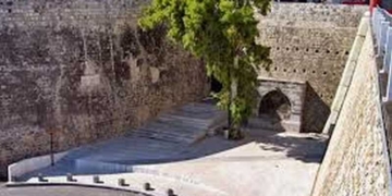 19χρονος έπεσε από τα Τείχη, 13χρονη απετράπη την τελευταία στιγμή