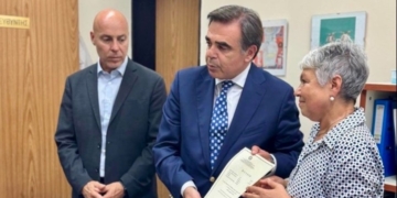 «Ένα χρέος τιμής στη μνήμη του Βαγγέλη»: Ο Σχοινάς παρέλαβε το πτυχίο του Γιακουμάκη