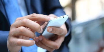 Smartphones: Πάνω από 5,3 δισ. αχρησιμοποίητες συσκευές – Η… οικονομία των συρταριών