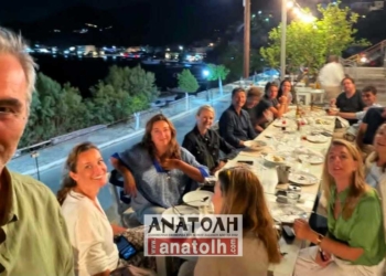 Ο Σάκης Ρουβάς στην Ελούντα, σε παραθαλάσσιο στέκι με τη Μιλένα Αποστολάκη και την οικογένεια Κοκκοτού