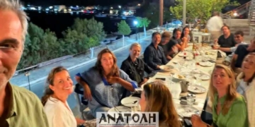 Ο Σάκης Ρουβάς στην Ελούντα, σε παραθαλάσσιο στέκι με τη Μιλένα Αποστολάκη και την οικογένεια Κοκκοτού