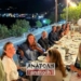 Ο Σάκης Ρουβάς στην Ελούντα, σε παραθαλάσσιο στέκι με τη Μιλένα Αποστολάκη και την οικογένεια Κοκκοτού