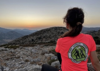 Ορειβατική εξόρμηση στο Οροπέδιο Καθαρού με φόντο την Πανσέληνο
