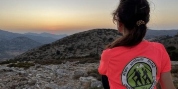 Ορειβατική εξόρμηση στο Οροπέδιο Καθαρού με φόντο την Πανσέληνο