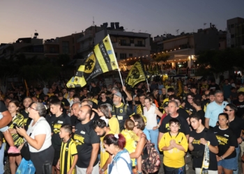 Μοναδικές στιγμές για τους φίλους της ΑΕΚ με το τρόπαιο της πρωταθλήτριας στον Άγιο Νικόλαο