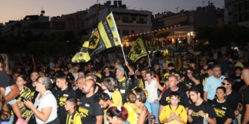 Μοναδικές στιγμές για τους φίλους της ΑΕΚ με το τρόπαιο της πρωταθλήτριας στον Άγιο Νικόλαο