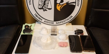 Κατασχέθηκαν 152,1 γραμμάρια κοκαΐνης, χρηματικό ποσό 6.000 ευρώ, ζυγαριά, 2 ΙΧΕ αυτοκίνητα και μοτοσυκλέτα