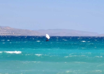 Ιδανικός καιρός για Wing-Surfing στην παραλία Αγ. Παντελεήμονας Καλού Χωριού (βίντεο)