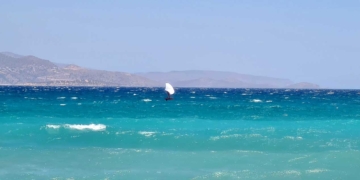 Ιδανικός καιρός για Wing-Surfing στην παραλία Αγ. Παντελεήμονας Καλού Χωριού (βίντεο)
