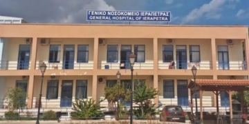 Μεταφέρθηκαν στο Νοσοκομείο Ιεράπετρας δύο πυροσβέστες
