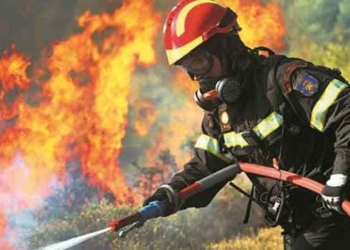 Συναγερμός στην Πυροσβεστική για φωτιά σε αποθήκη στα Χανιά
