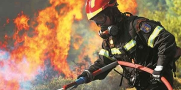 Συναγερμός στην Πυροσβεστική για φωτιά σε αποθήκη στα Χανιά