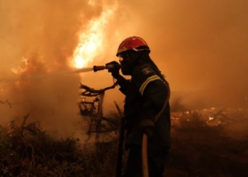 Κάηκαν πυροσβεστικά οχήματα – Συνεχίζεται η μάχη με τις φλόγες