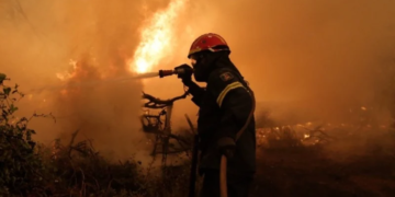 Κάηκαν πυροσβεστικά οχήματα – Συνεχίζεται η μάχη με τις φλόγες